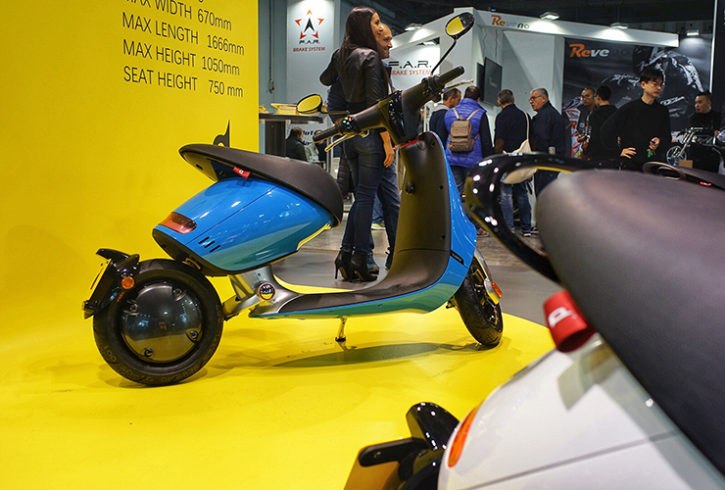 Electric Scooter. Renault Twizy 2021 катается.