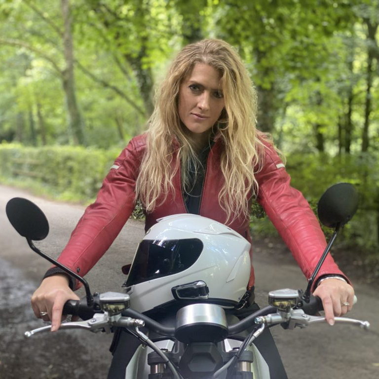 The girl on a bike - super soco TC Max - THE PACK - Electric Motorcycles News