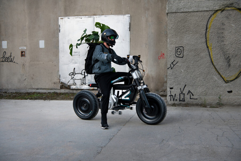 BMW Motorrad Concept CE 02 - EL PAQUETE - Noticias de motocicletas eléctricas