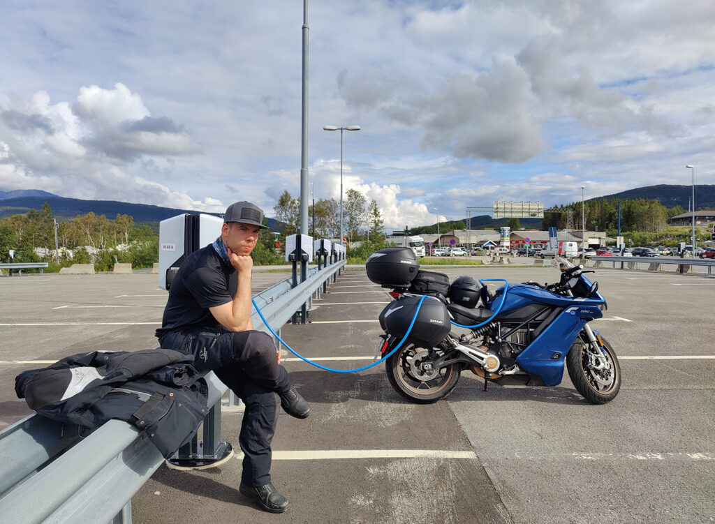 Sebastian Goess - Zero Motorcycles - THE PACK - Motocicleta eléctrica viajando