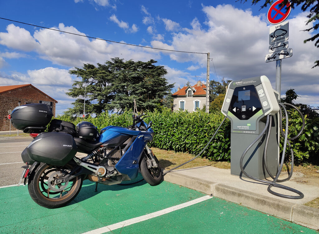 Sebastian Goess - Zero Motorcycles - THE PACK - Motocicleta eléctrica viajando