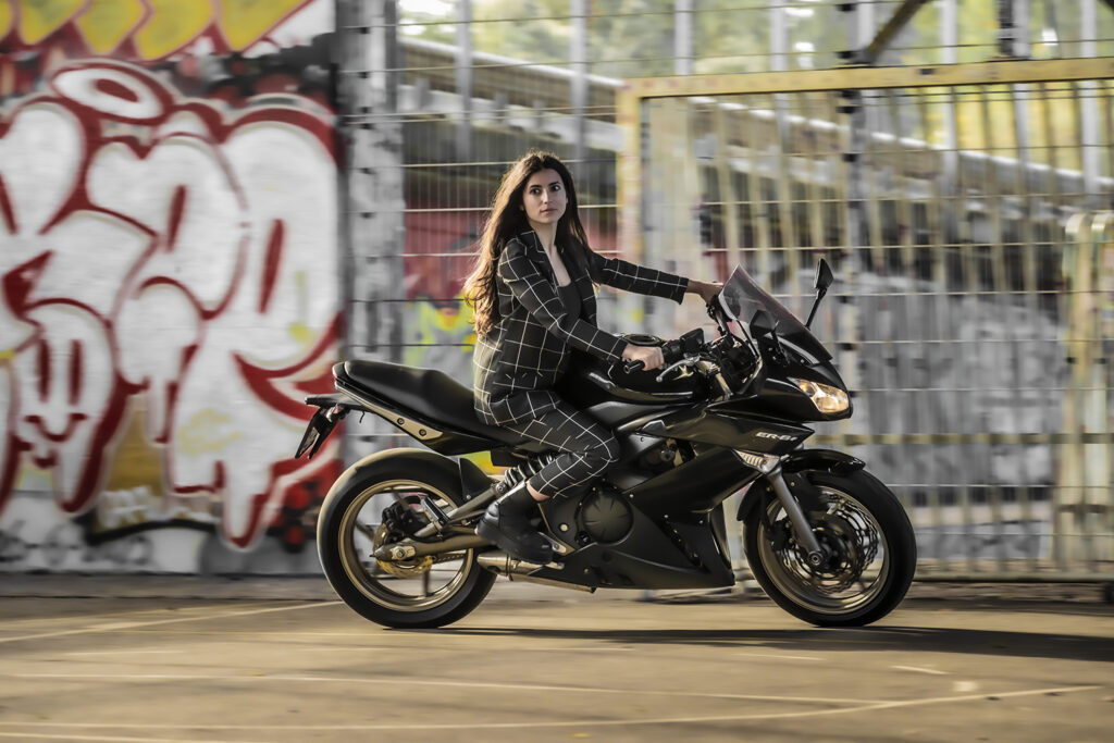 Irina Opariuc - brand ambassadeur World of emobility - land of the brave - THE PACK - Electric Motorcycle News