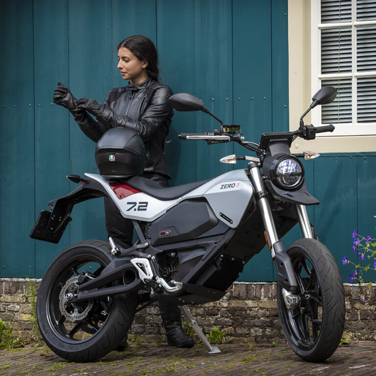 Irina Opariuc - brand ambassadeur World of emobility - land of the brave - THE PACK - Electric Motorcycle News