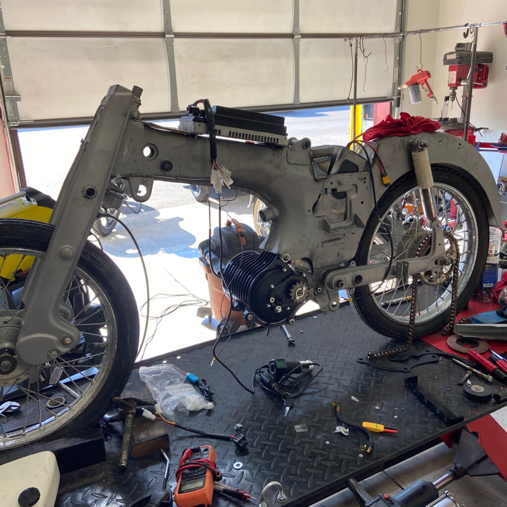 64 Honda C200 retrofit by Moto Design Garage - THE PACK "Electric Motorcycle News"