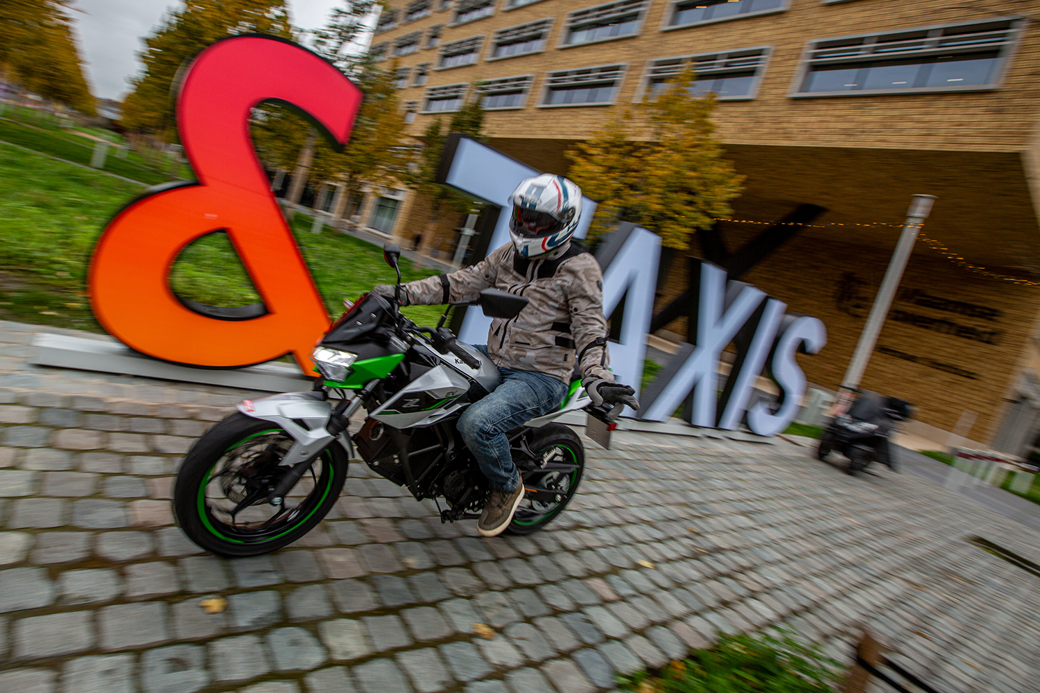THE PACK tested the Kawasaki Z e-1 electric motorbike in Brussels ...