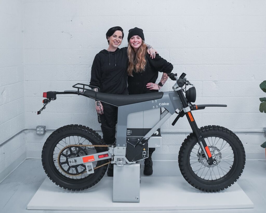 CAKE US - The Electric Conquest of Continents - THE PACK - Electric Motorcycle News
