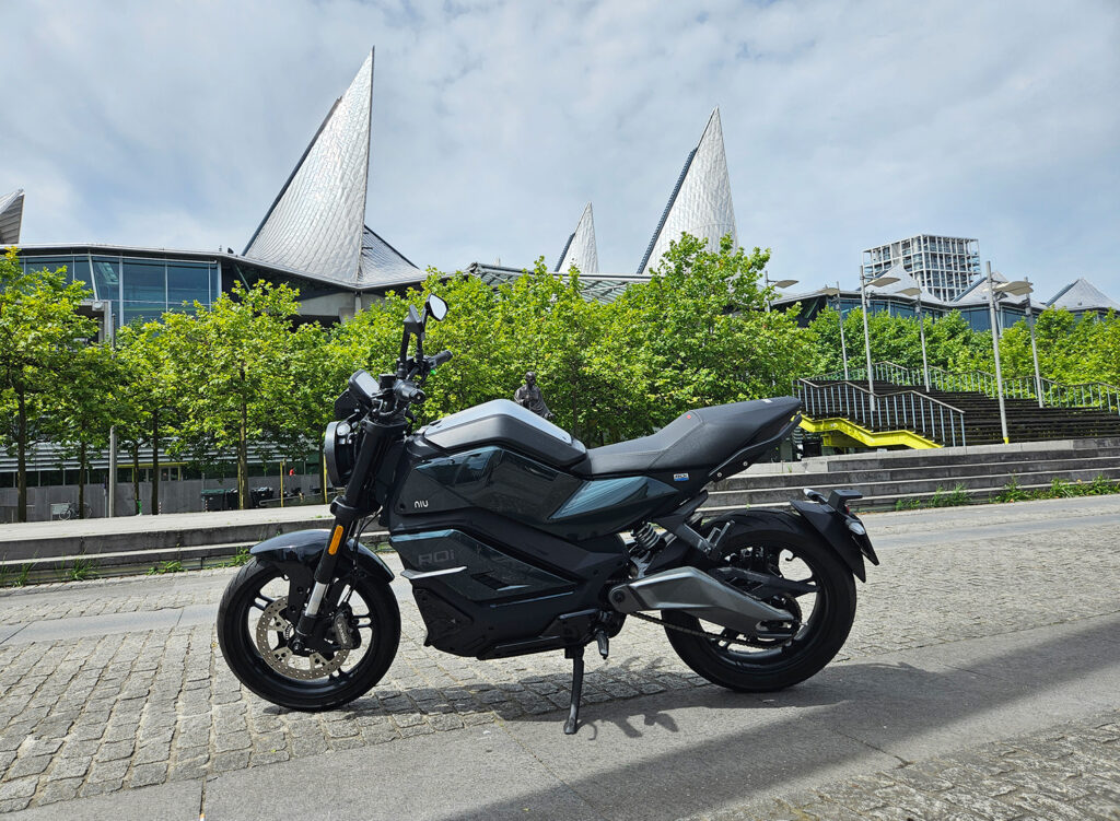 Test review NIU RQi in Antwerp - THE PACK - Electric Motorcycle News