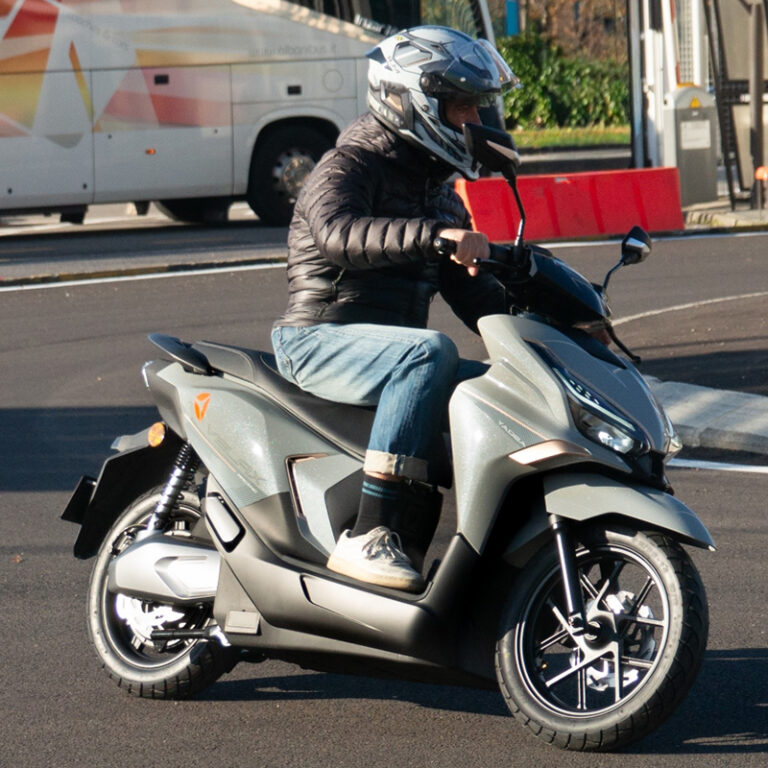 Yadea Velax - EICMA 2025 - THE PACK - Electric Motorcycle News