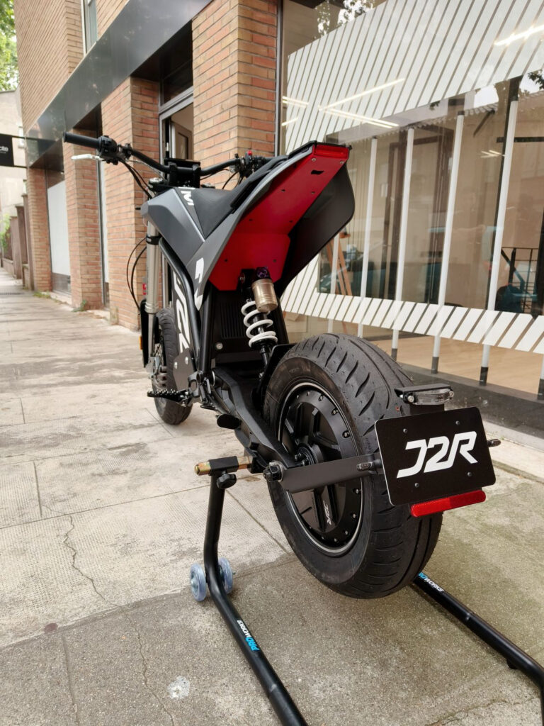 J2R - Antracite France - The Pack - Electric Motorcycle News