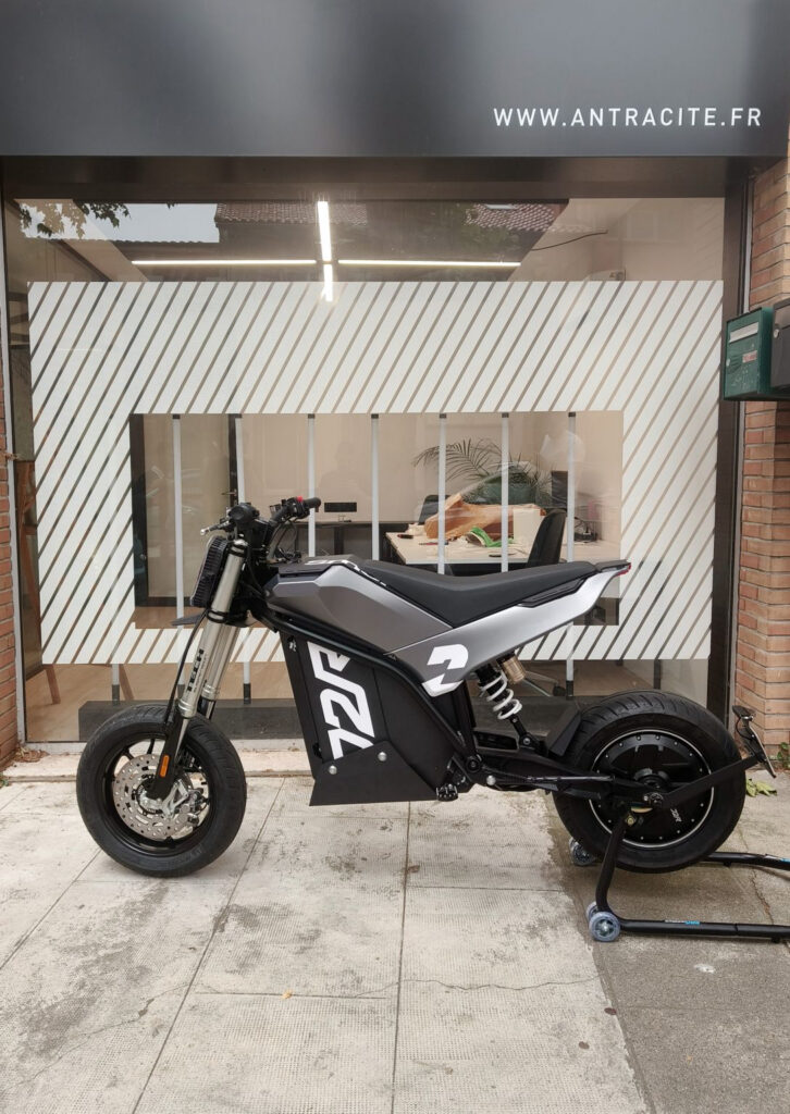 J2R - Antracite France - The Pack - Electric Motorcycle News