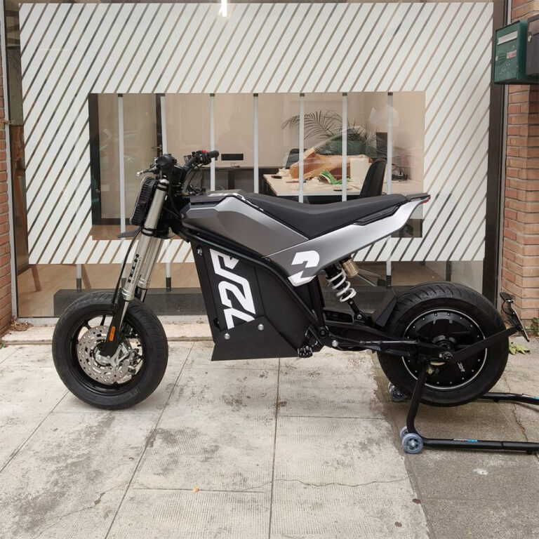 J2R - Antracite France - THE PACK - Electric Motorcycle News