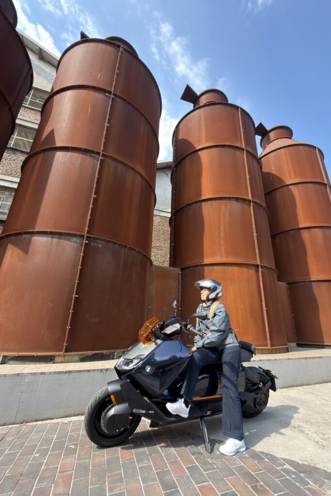 Design on the road - BMW CE 04 - THE PACK ITALIA - Electric Motorcycle News