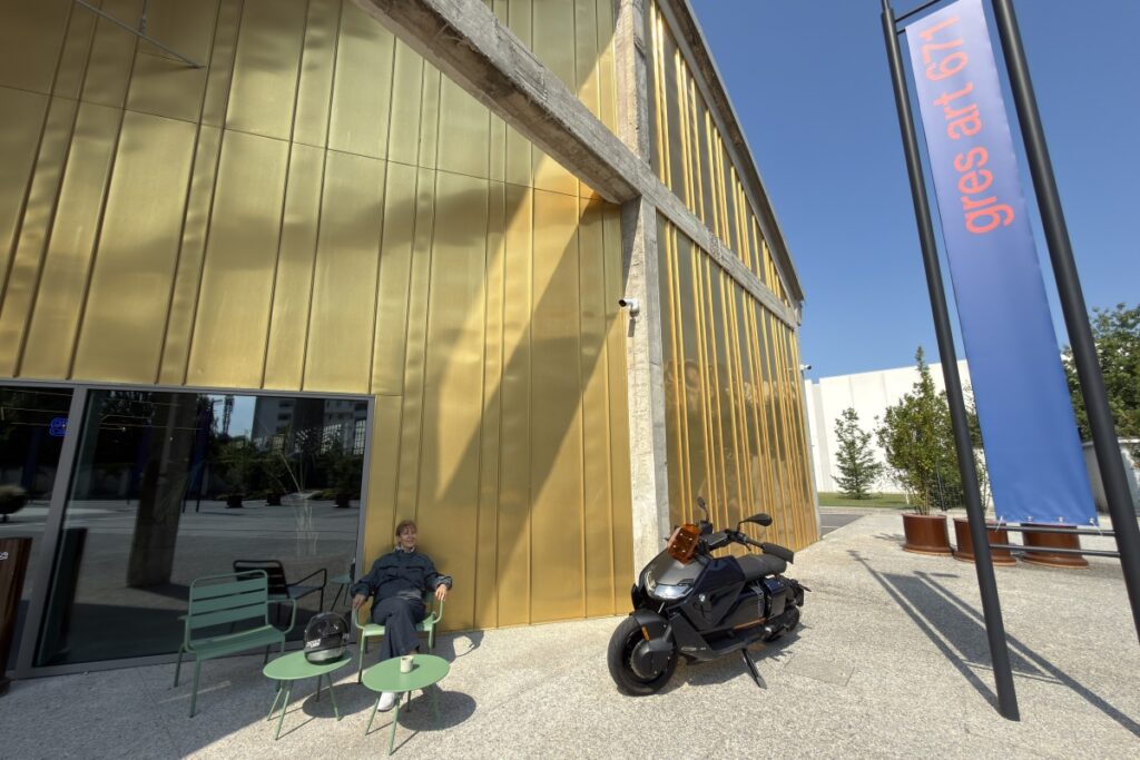 Design on the road - BMW CE 04 - THE PACK ITALIA - Electric Motorcycle News